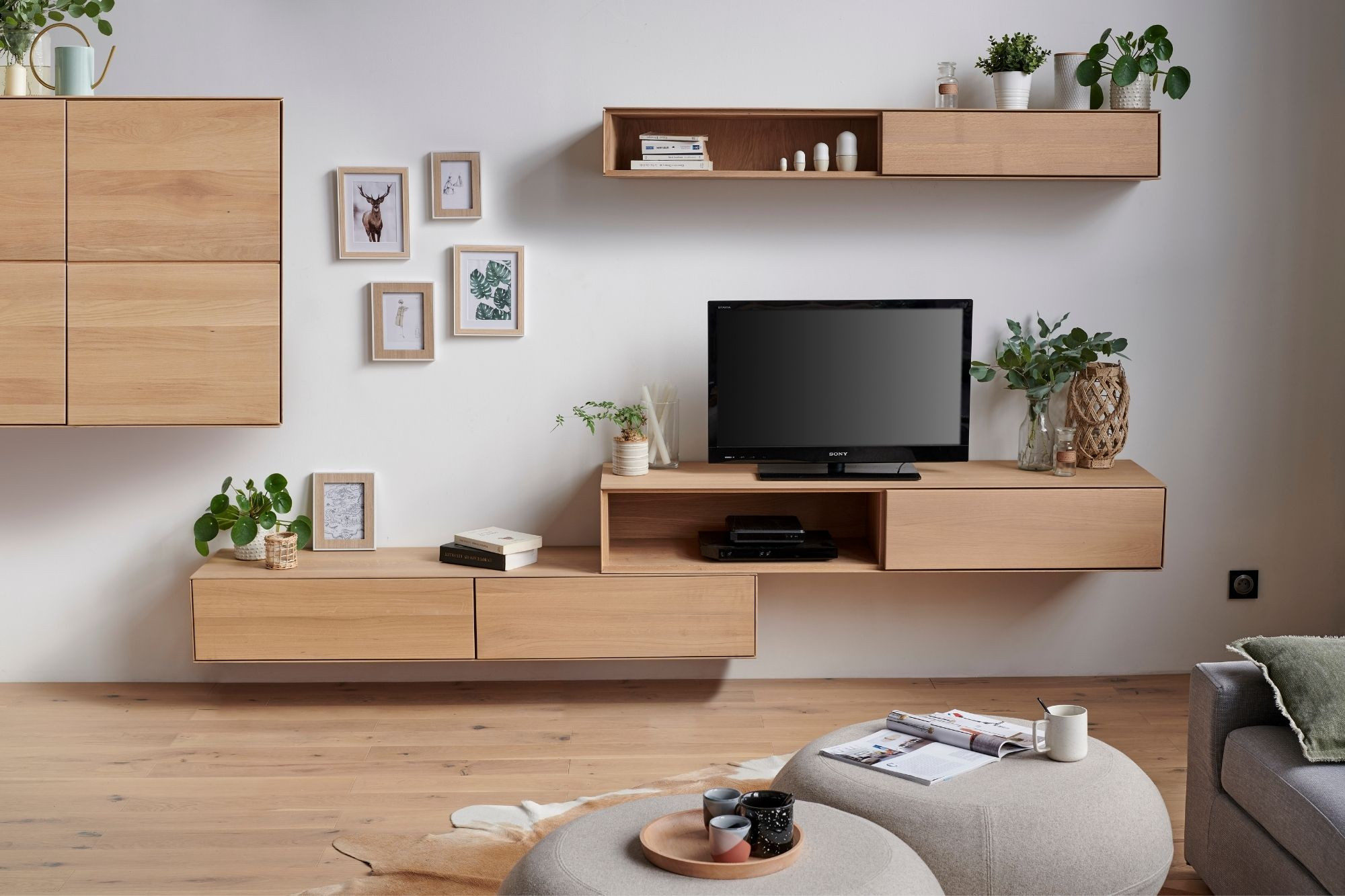 Meuble tv suspendu en bois avec un tiroir et une niche - Hellin