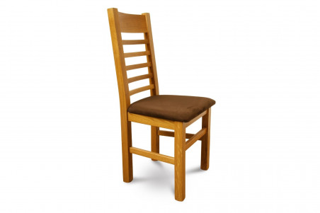 Chaise en bois clair avec assise en tissu de coloris chocolat