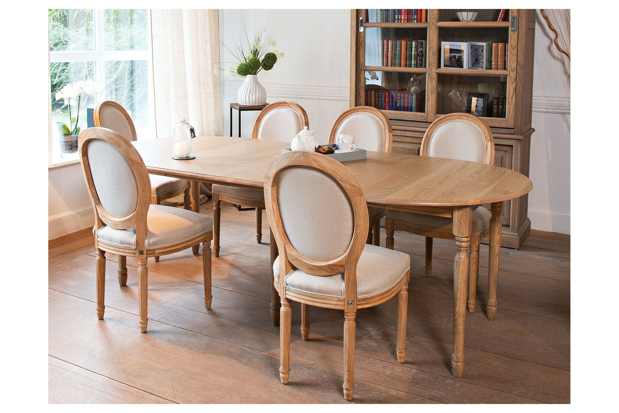 Table extensible ronde en chêne massif : style épuré